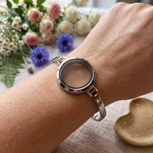 Brazalete Moment de acero quirúrgico con medallón circular de vidrio para personalizar con figuras en la muñeca