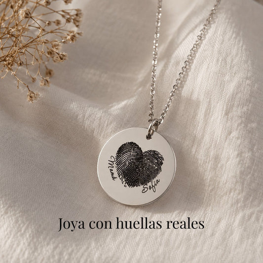 Collar Moment de acero inoxidable plateado con medalla redonda grabada con huella dactilar en forma de corazón