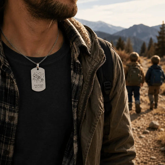 Collar militar Moment de acero inoxidable con grabado personalizado de dibujo infantil y fecha en un hombre al aire libre