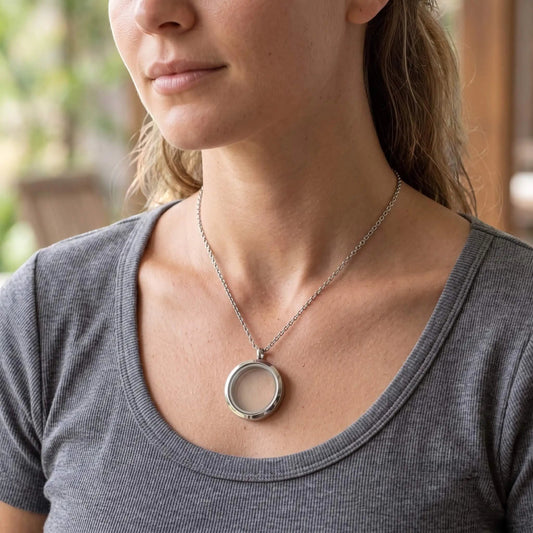 Collar Moment con medallón plateado de acero quirúrgico y vidrio para personalizar con figuras en el cuello