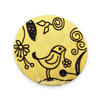 Disco con diseño_pajaro en jardín. Dorado