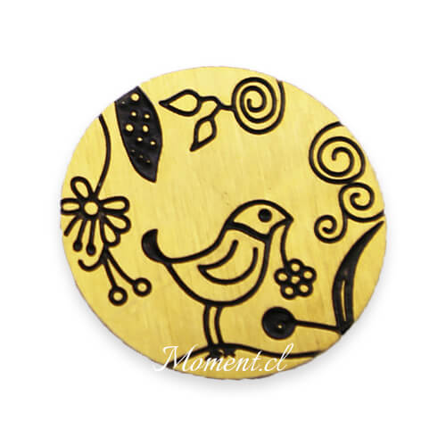 Disco con diseño_pajaro en jardín. Dorado