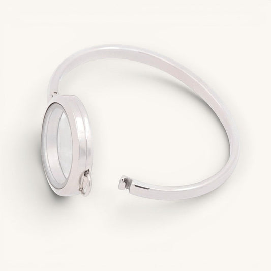 Brazalete Moment de acero quirúrgico con medallón de vidrio circular para personalizar con figuras y recuerdos.