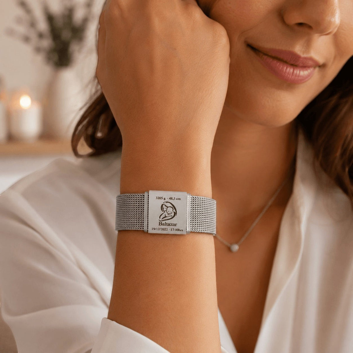 Brazalete Moment cuadrado plateado de acero inoxidable con grabado personalizado en la muñeca de una mujer