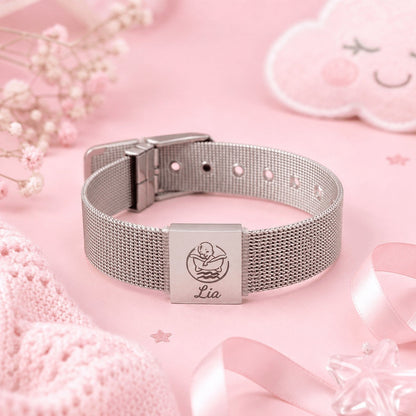 Brazalete Moment cuadrado plateado de acero inoxidable con grabado personalizado sobre fondo rosa decorativo