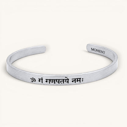 Brazalete esclava Moment de acero inoxidable con grabado personalizado en sánscrito y acabado mate minimalista.