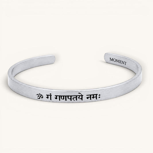 Brazalete esclava Moment de acero inoxidable con grabado personalizado en sánscrito y acabado mate minimalista.