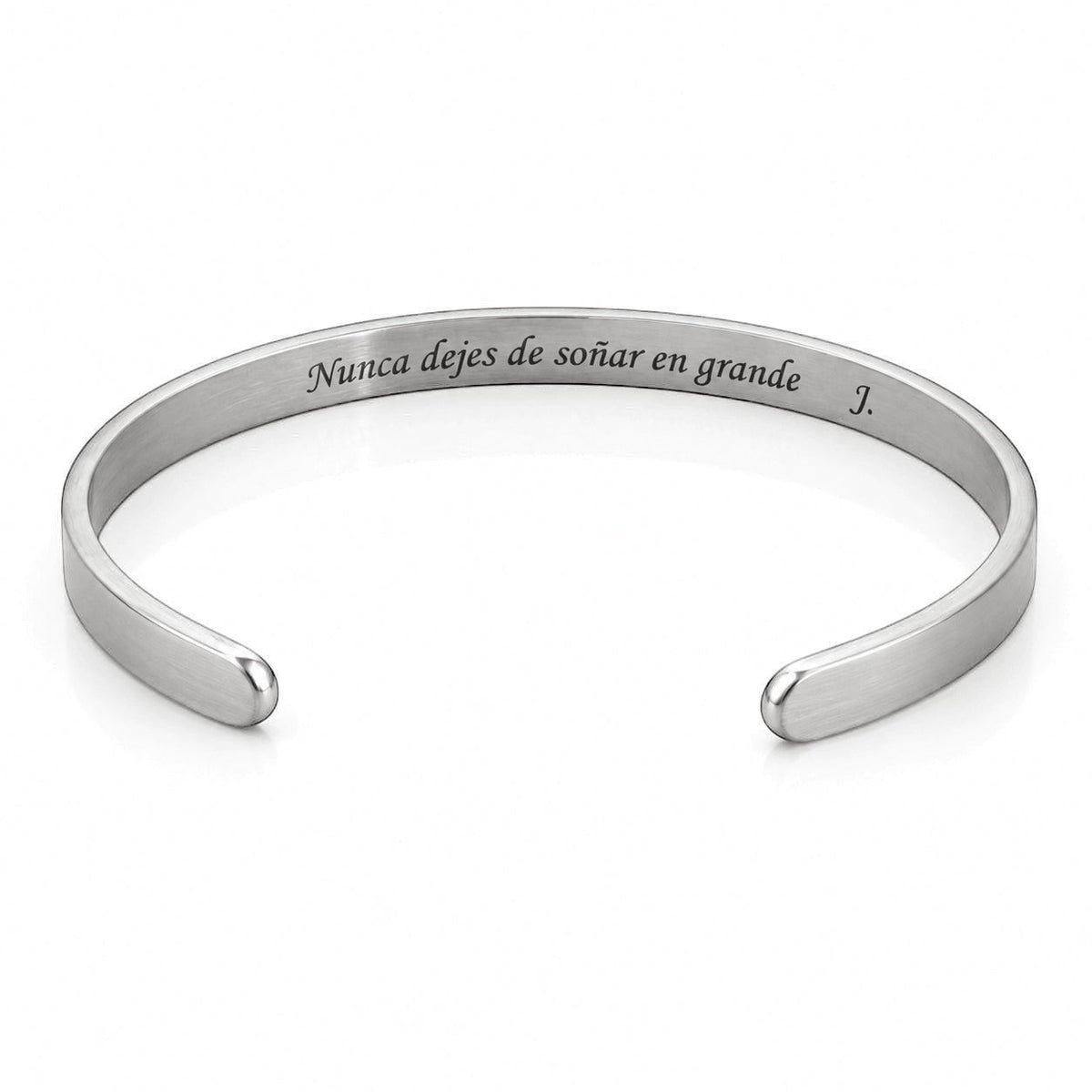 Brazalete esclava Moment de acero inoxidable con grabado personalizado en el interior sobre fondo blanco.