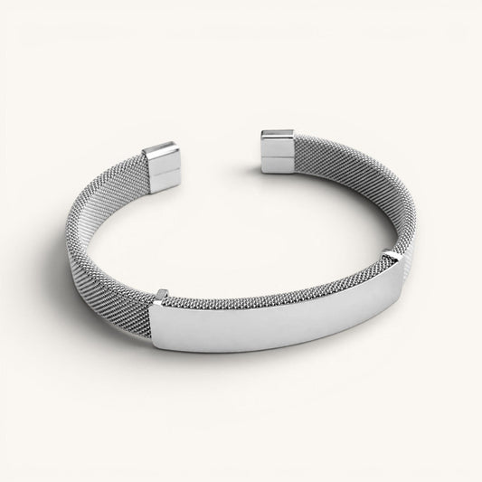 Brazalete esclava de malla Moment en acero quirúrgico inoxidable plateado con placa personalizable para grabado.