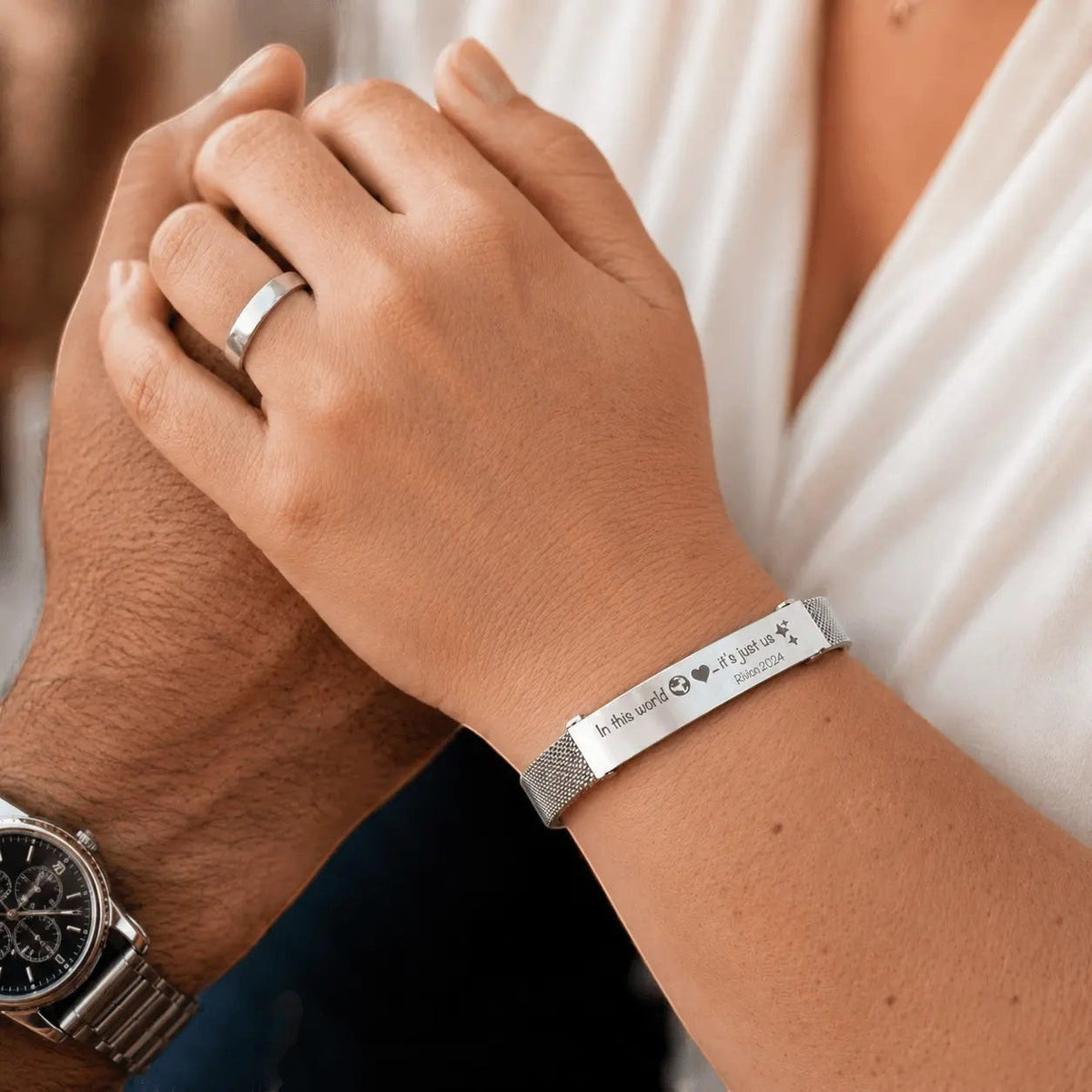 Brazalete esclava de malla Moment de acero inoxidable personalizado con grabado romántico en la muñeca de una mujer