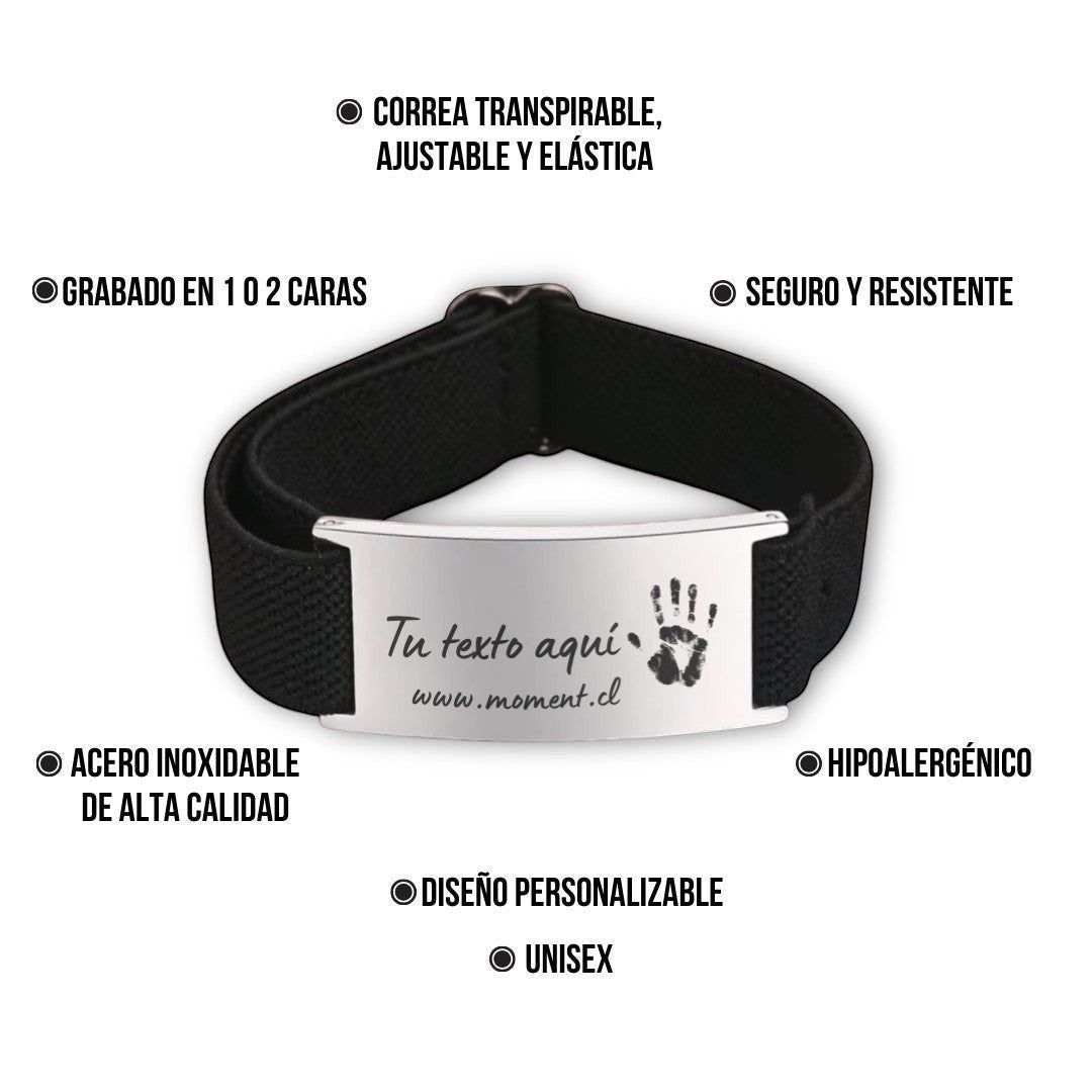 Brazalete Flex Moment con placa de acero inoxidable grabada y correa elástica negra ajustable, diseño unisex.