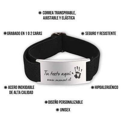 Brazalete Flex Moment con placa de acero inoxidable grabada y correa elástica negra ajustable, diseño unisex.