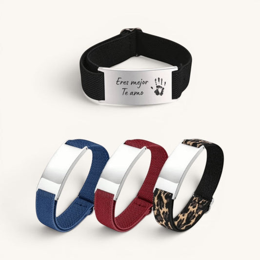 Brazaletes Flex Moment personalizados con placa de acero inoxidable y cordones elásticos ajustables en varios colores.