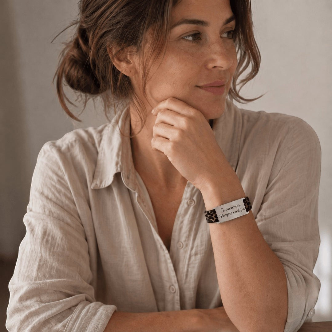 Mujer luciendo brazalete Flex personalizado de Moment con placa de acero inoxidable y cordón elástico ajustable