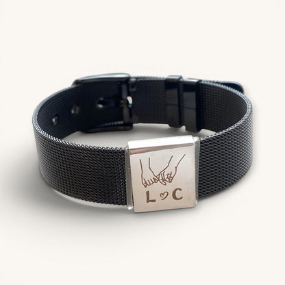 Brazalete Moment negro de acero inoxidable con placa cuadrada personalizable y grabado de manos entrelazadas