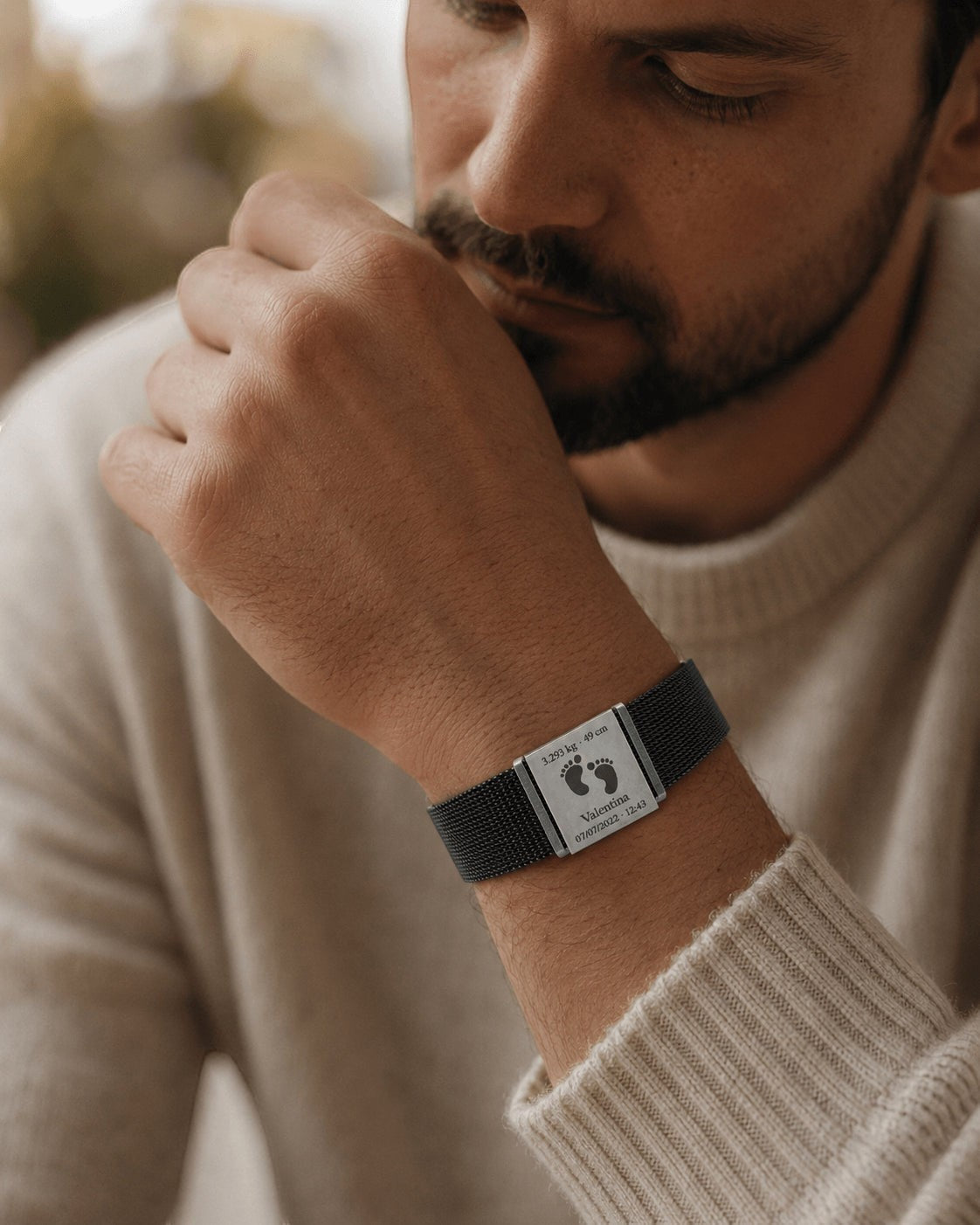 Brazalete Moment de acero negro con placa cuadrada grabada, diseño masculino ajustable con detalles personalizados