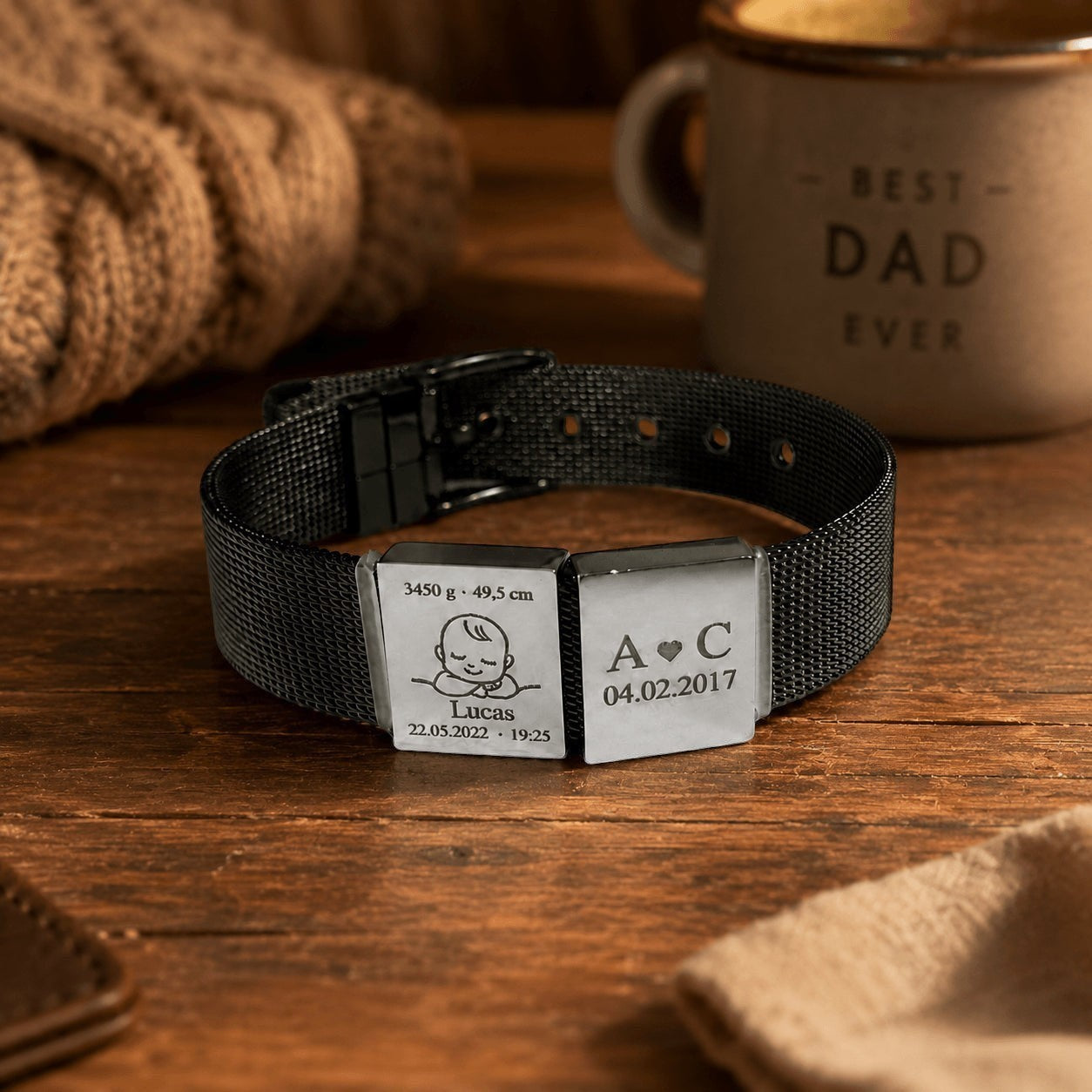 Brazalete Moment negro de acero inoxidable con placas cuadradas personalizadas con grabados de bebé y fechas