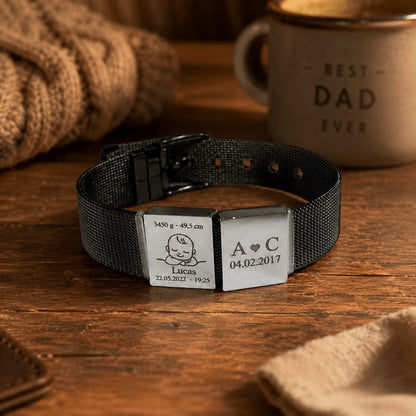 Brazalete Moment negro de acero inoxidable con placas cuadradas personalizadas con grabados de bebé y fechas