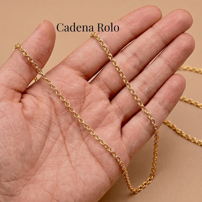 Cadena rolo dorada de acero quirúrgico Moment sostenida en la mano, ideal para medallón personalizable.