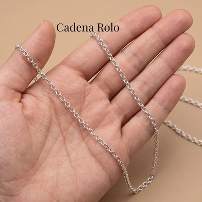 Cadena rolo plateada de acero quirúrgico de Moment para medallón personalizable sostenida en una mano