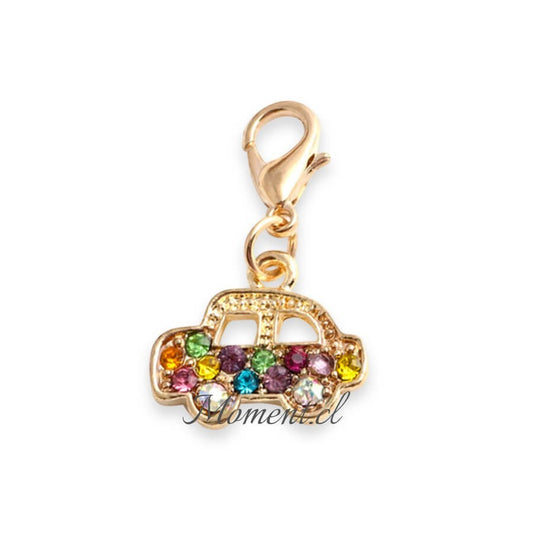 Colgante Moment con forma de auto dorado decorado con cristales de colores brillantes y broche metálico