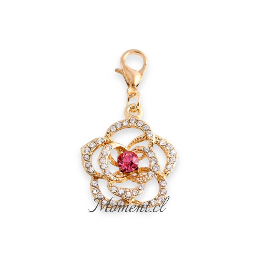 Colgante Moment en forma de flor dorada con cristales brillantes y piedra central rosa, incluye broche de cierre