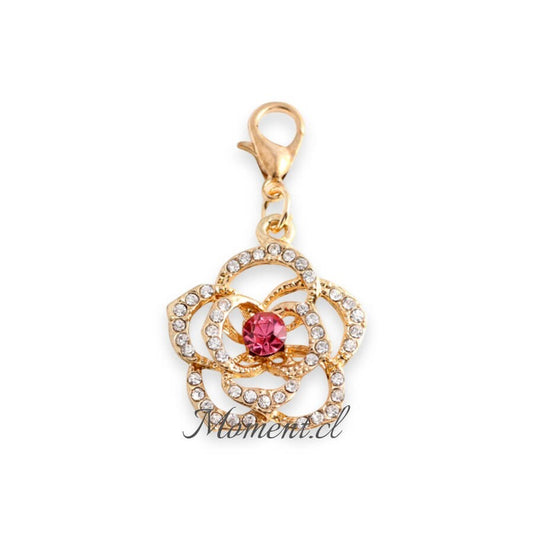 Colgante Moment en forma de flor dorada con cristales brillantes y piedra central rosa, incluye broche de cierre