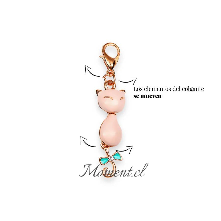 Colgante Moment con forma de gato dorado, cuerpo esmaltado en rosa y lazo turquesa con detalle de cristal brillante.