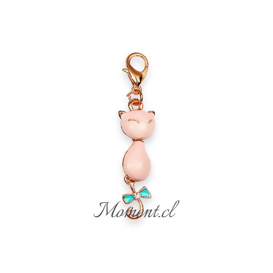 Colgante Moment con forma de gato rosa y lazo azul, acabado dorado, ideal para cadenas, llaveros o bolsos.