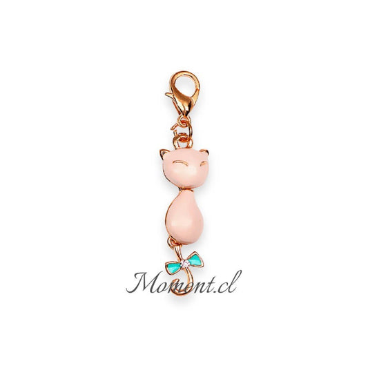 Colgante Moment con forma de gato rosa y lazo azul, acabado dorado, ideal para cadenas, llaveros o bolsos.