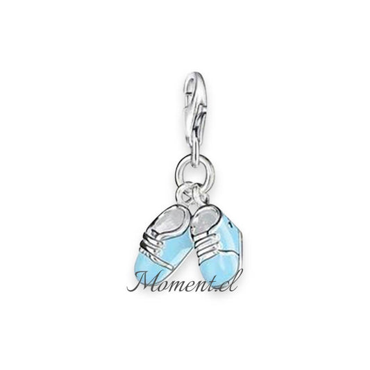 Colgante Moment con forma de patitas de bebé en color azul y plata, ideal para pulseras, collares o llaveros.