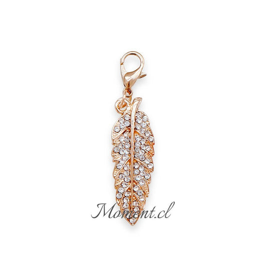 Colgante Moment en forma de pluma dorada con cristales brillantes y broche para cadena o bolso