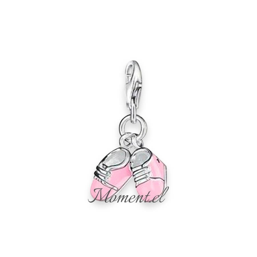Colgante Moment con forma de zapatitos de bebé en color rosa y plata, ideal para pulseras o collares.