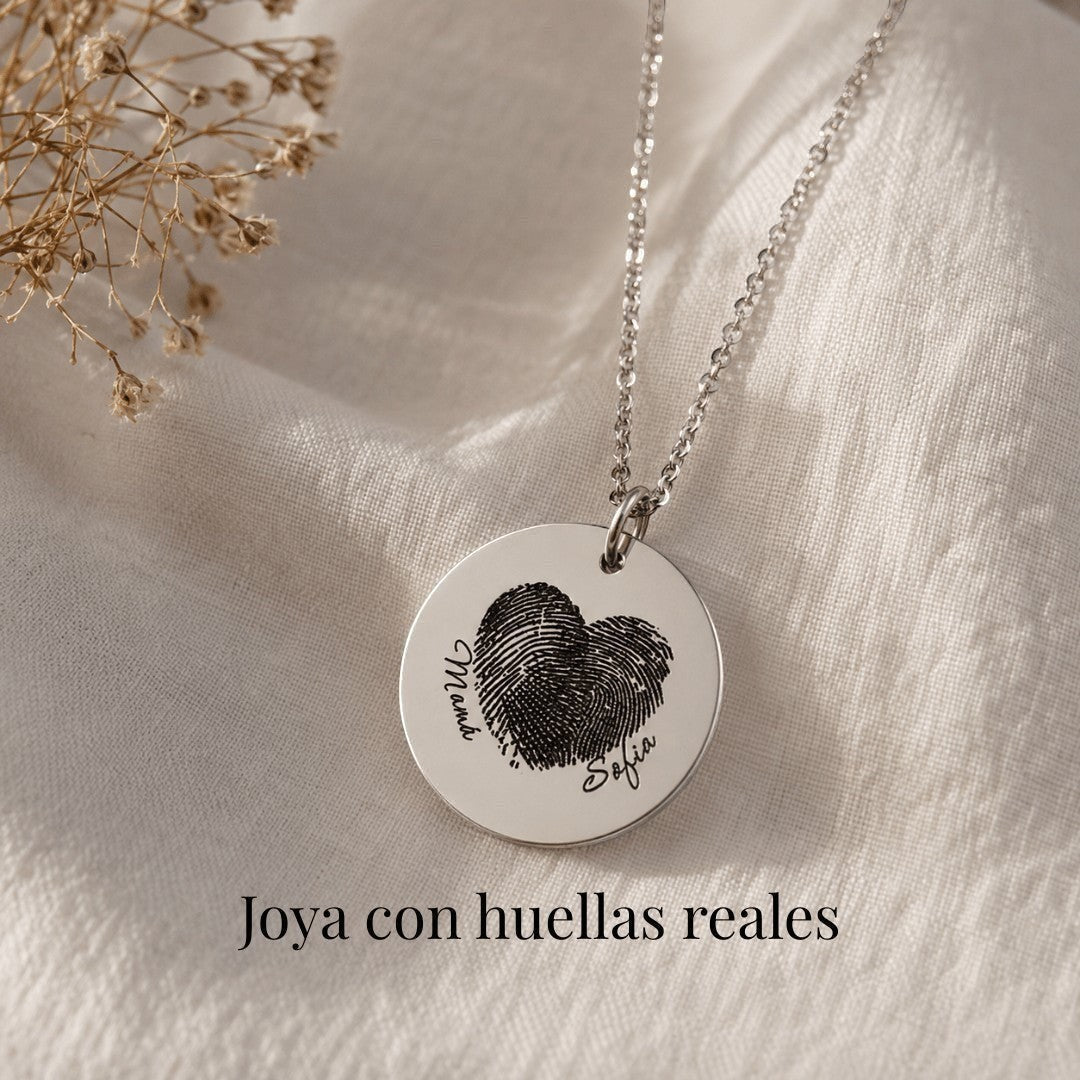 Collar Moment de acero inoxidable plateado con medalla redonda grabada con huella dactilar en forma de corazón