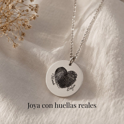 Collar Moment de acero inoxidable plateado con medalla redonda grabada con huella dactilar en forma de corazón