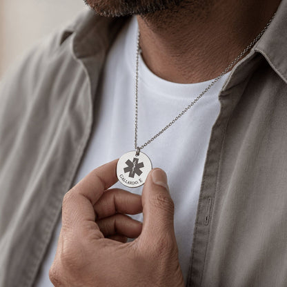 Collar Moment de acero inoxidable plateado con medalla redonda personalizada y grabado médico en el cuello de un hombre