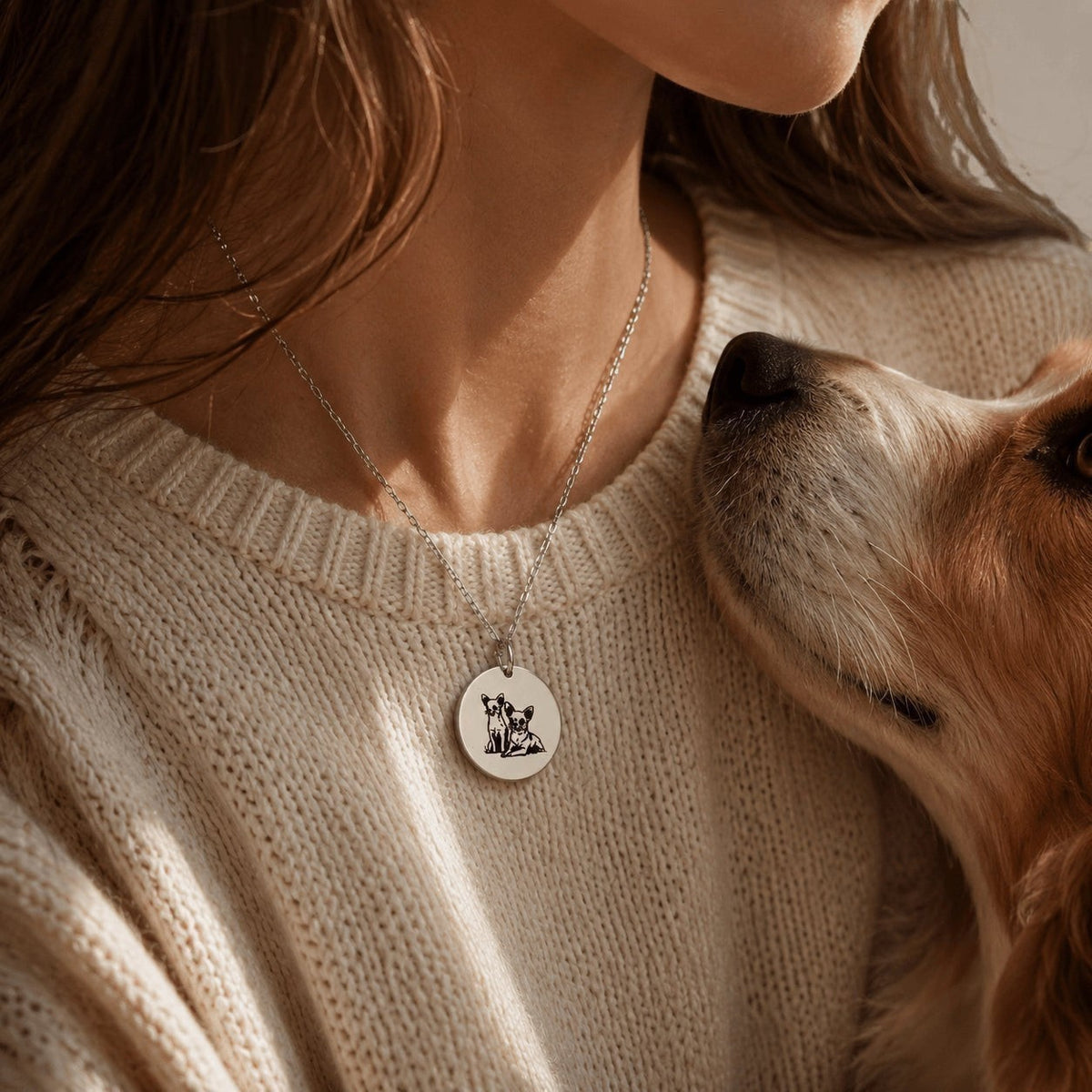 Collar Moment de acero plateado con medalla redonda personalizada con dibujo de perros, lucido por una mujer