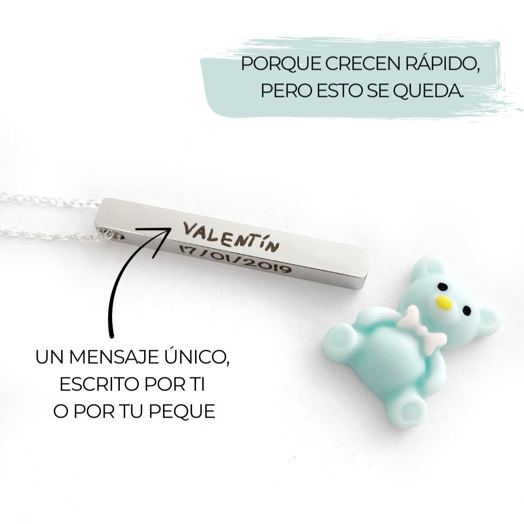Collar con barra de acero inoxidable Moment personalizada con nombre y fecha grabados junto a un pequeño oso azul