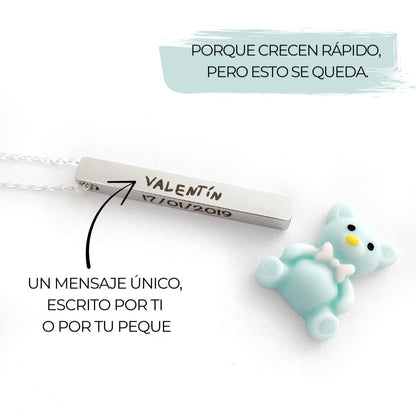 Collar con barra de acero inoxidable Moment personalizada con nombre y fecha grabados junto a un pequeño oso azul