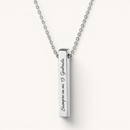 Collar Moment con barra de acero inoxidable grabada con nombre y corazón, diseño minimalista y personalizable.