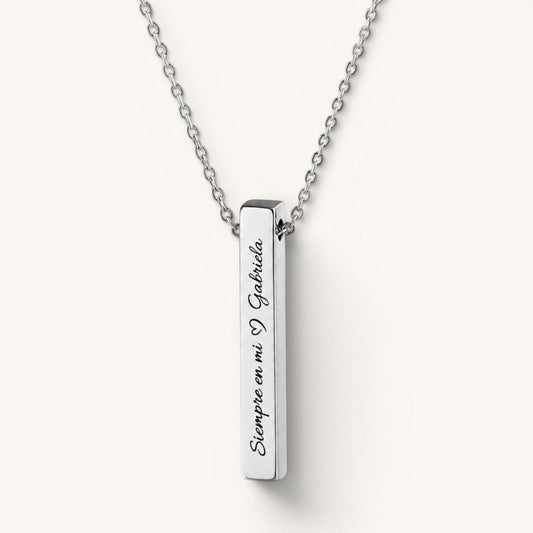 Collar Moment con barra de acero inoxidable grabada con nombre y corazón, diseño minimalista y personalizable.