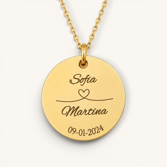 Collar Moment dorado de acero inoxidable con medalla redonda personalizada con nombres y fecha grabados