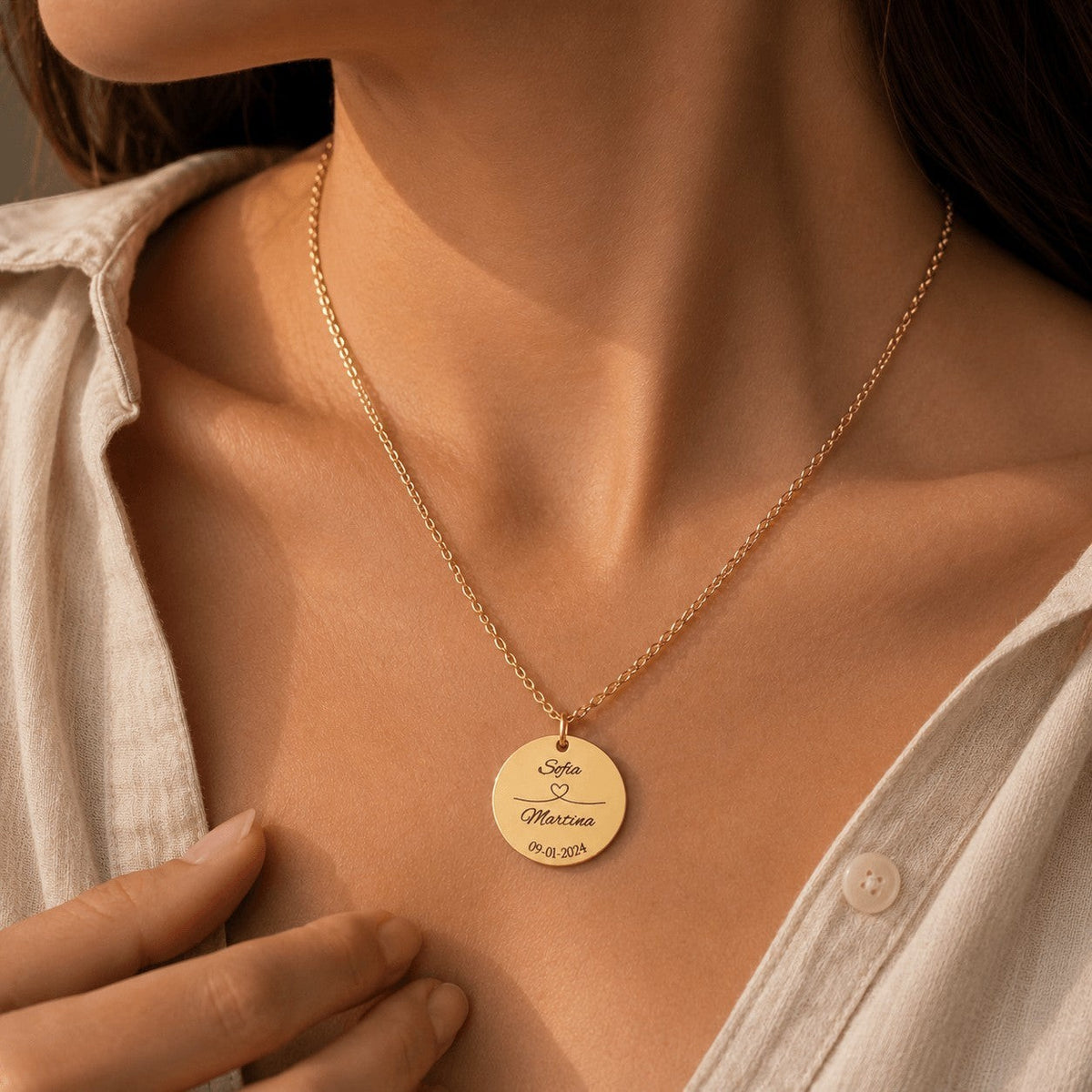 Collar Moment dorado de acero inoxidable con medalla redonda personalizada con nombres y fecha grabados