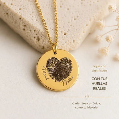 Collar Moment dorado de acero inoxidable con medalla redonda grabada con huella dactilar y nombres personalizados