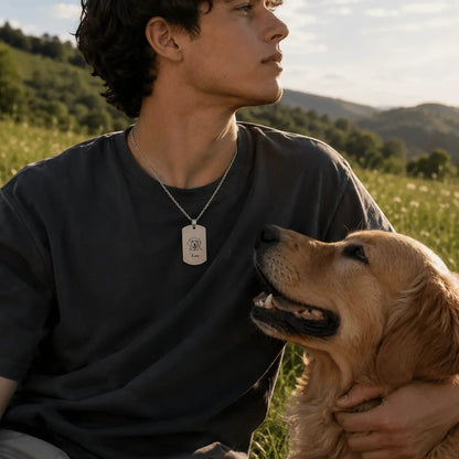 Collar militar Moment de acero inoxidable con grabado personalizado de perro, lucido por un joven en un campo.