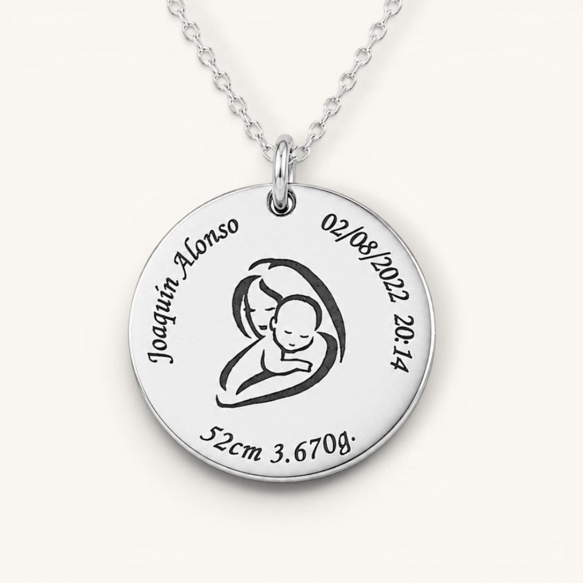 Collar Moment de acero inoxidable plateado con medalla redonda grabada con dibujo de madre e hijo y datos de nacimiento