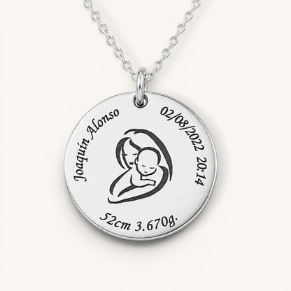 Collar Moment de acero inoxidable plateado con medalla redonda grabada con dibujo de madre e hijo y datos de nacimiento