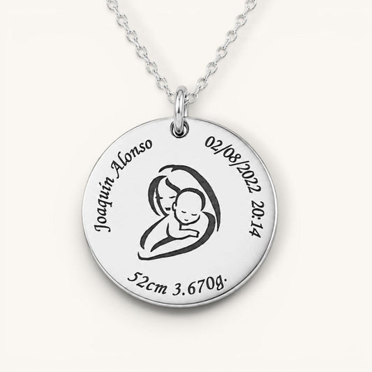 Collar Moment de acero inoxidable plateado con medalla redonda grabada con dibujo de madre e hijo y datos de nacimiento