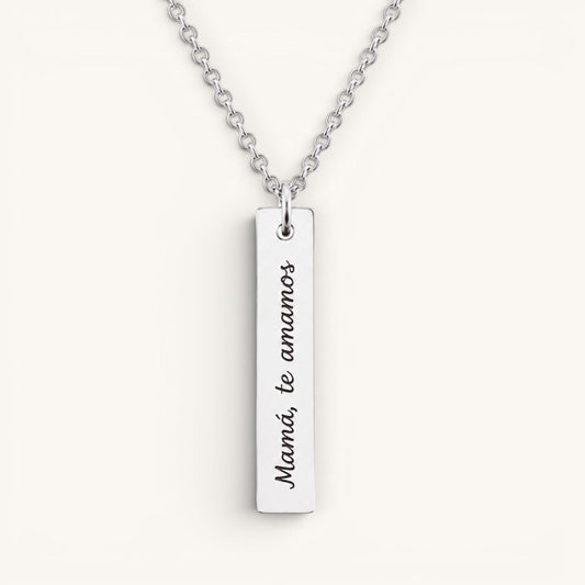 Collar Moment de acero inoxidable con placa rectangular vertical grabada con la frase Mamá, te amamos