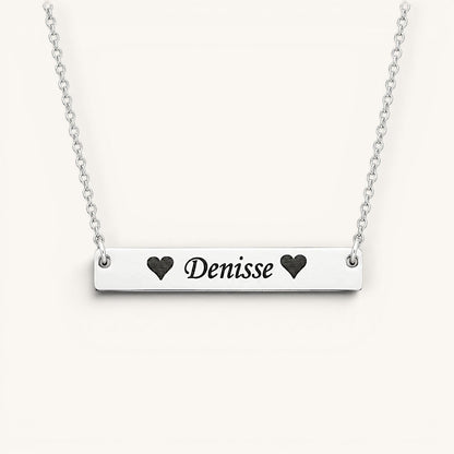 Collar Moment de acero inoxidable con placa rectangular personalizada con el nombre Denisse y corazones grabados